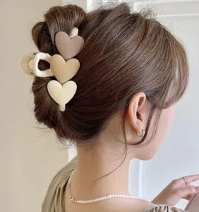 Kẹp tóc là phụ kiện không thể thiếu khi tạo kiểu tóc đi học