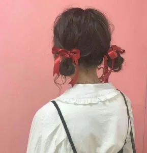 Tóc búi 2 bên dễ thương, phù hợp để đi học