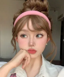 Băng đô là phụ kiện mà các bạn nữ nên có khi đi học, đi chơi