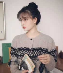 Tóc búi củ tỏi gọn gàng, kiểu tóc nữ sinh năng động