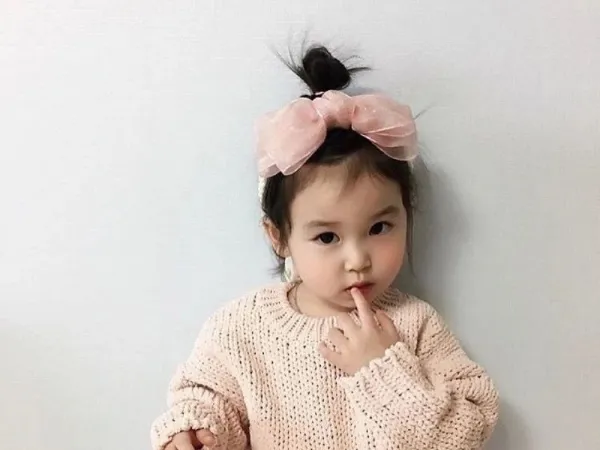 Kỹ thuật buộc tóc búi củ tỏi cao cấp cho bé gái tóc dài