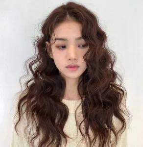 Tóc uốn gợn sóng là lựa chọn kiểu tóc hợp đi học