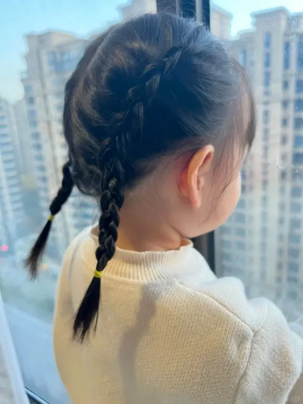 Kỹ thuật tết tóc đuôi cá ngược tạo độ chắc chắn và vẻ đẹp nữ tính, giúp tóc không bung khi vận động