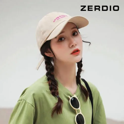 Tóc tết hai bên kết hợp mũ lưỡi trai