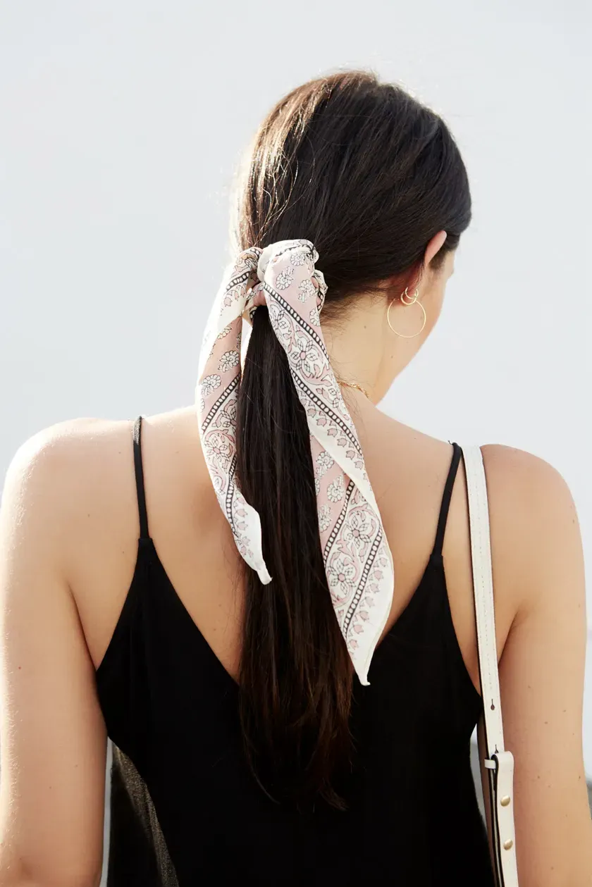 Buộc tóc mái kết hợp khăn lụa