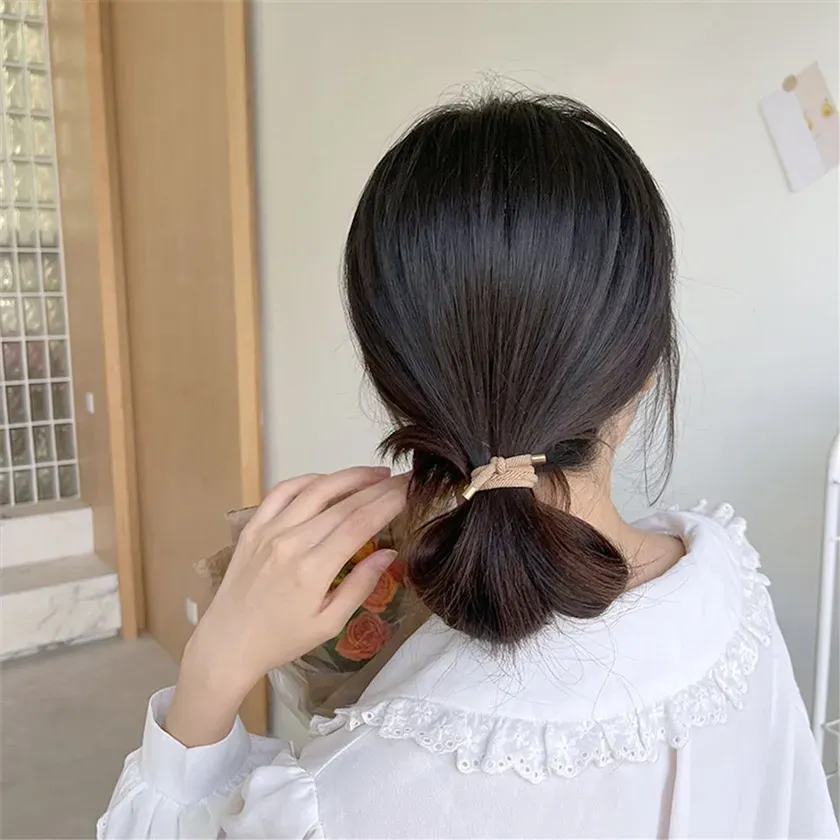 Hạn chế chạm tay lên tóc mái