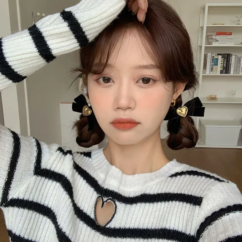 Buộc tóc mái với búi tóc thấp