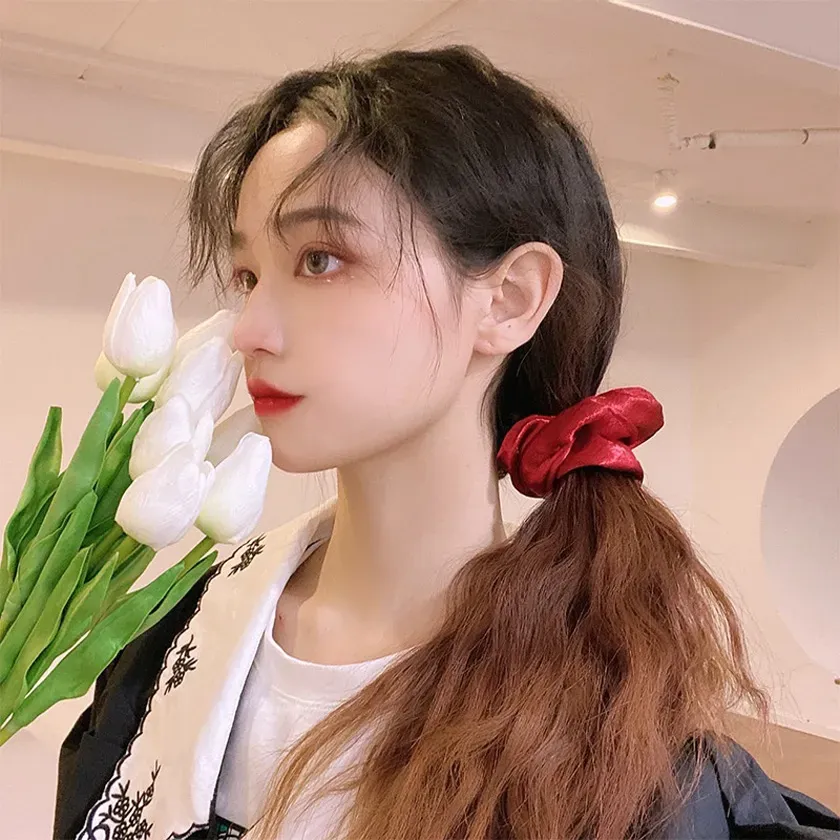 Buộc tóc mái thành Space Buns