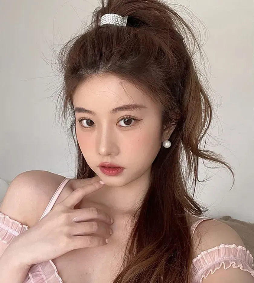 Sử dụng kẹp càng cua mini để buộc tóc mái