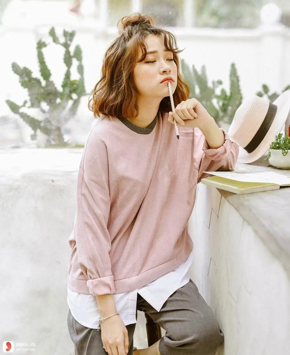 Kỹ thuật búi củ tỏi nửa đầu phù hợp với khuôn mặt tròn