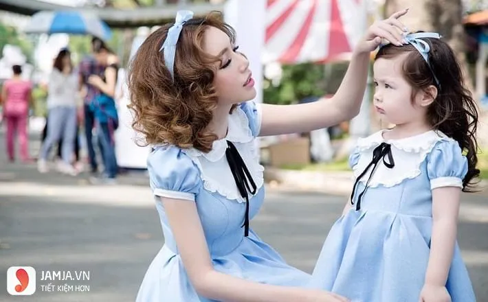 Gợi ý phụ kiện băng đô xinh xắn kết hợp các cách buộc tóc ngắn cho mặt tròn