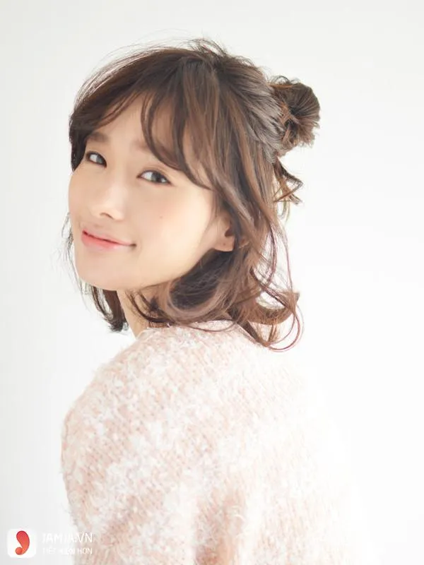 Kiểu buộc nửa đầu đơn giản cho tóc ngắn giúp mặt tròn thon gọn hơn