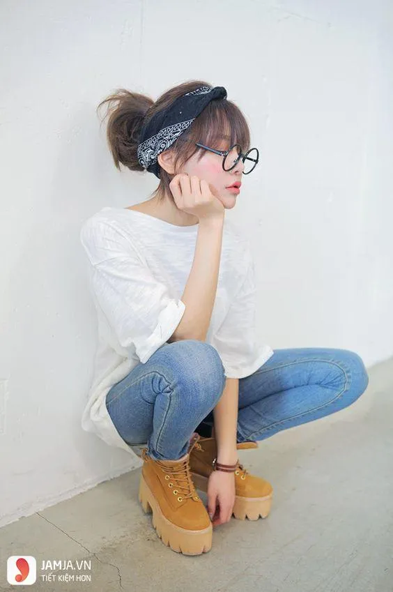 Cách buộc tóc ngắn cho mặt tròn kiểu đuôi ngựa cao kết hợp khăn xếp