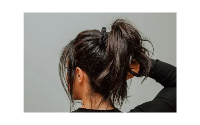 Hướng dẫn cách buộc tóc ngắn ngang vai đơn giản với kiểu đuôi ngựa thấp