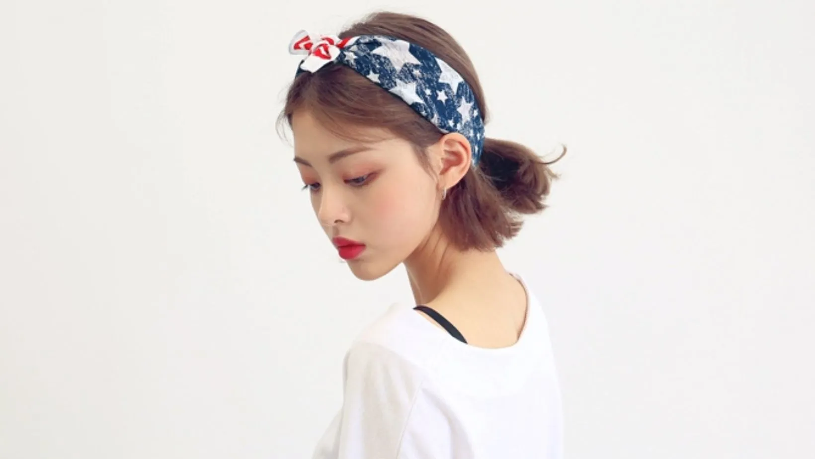 Hình ảnh cô gái tóc ngắn buộc cao phồng hiện đại với phần mái bay bổng tự nhiên