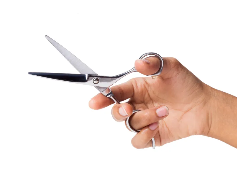 Cách cầm kéo cắt tóc chuẩn kỹ thuật