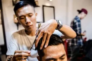 Kỹ thuật kẹp tay cắt tóc bằng kéo, phối hợp với lược để xác định độ dài và góc độ layer