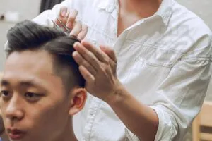 Chia ngôi tỉa tóc dần dần để tạo vẻ đẹp hoàn hảo nhất cho mái tóc