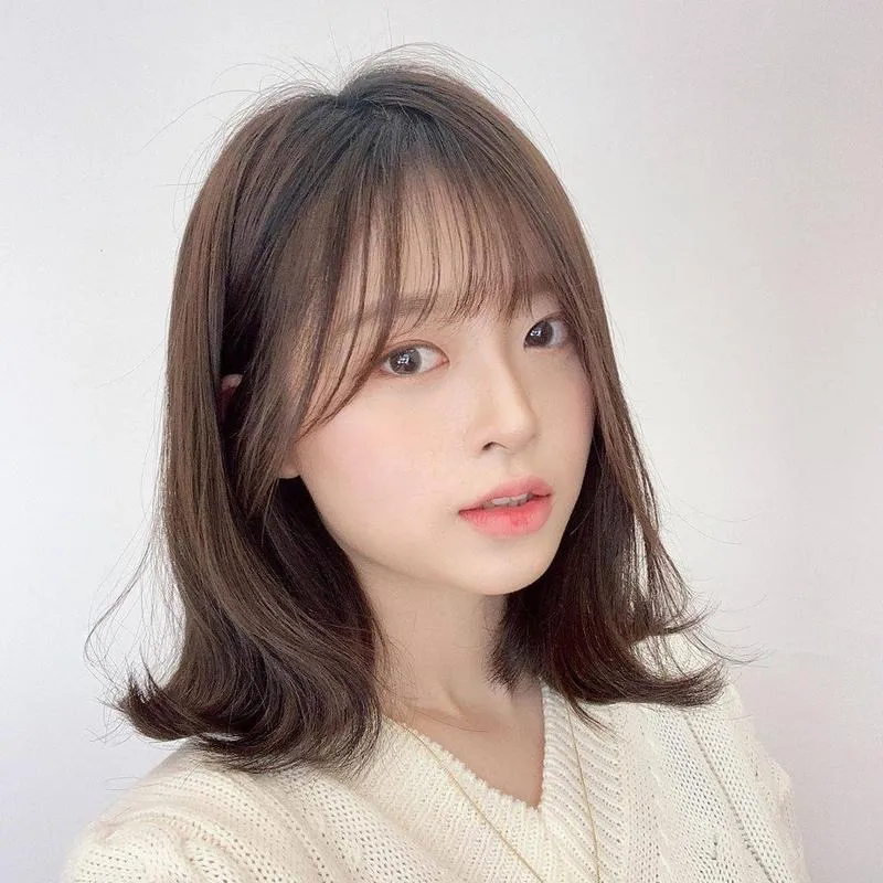 Hướng dẫn một cô gái tự cắt mái thưa tại nhà bằng kéo tỉa