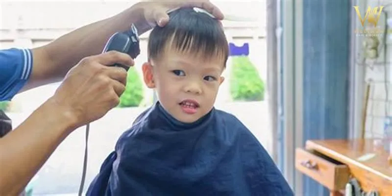 Thao tác sử dụng tông đơ và kéo để tạo kiểu tóc 3 chỏm