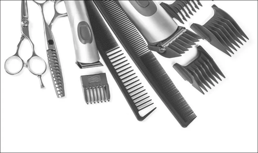 Chuẩn bị đầy đủ các dụng cụ liên quan đến việc cắt tóc cho bé trai tại nhà