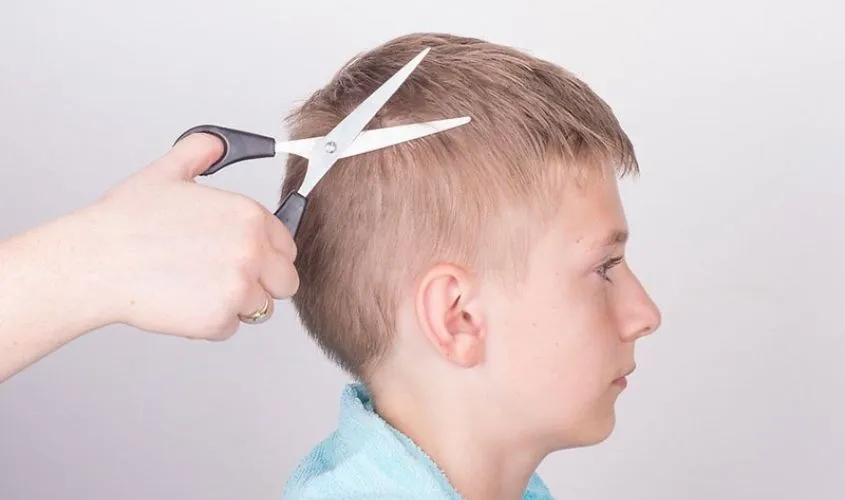 Điều chỉnh tóc mai hai bên và chỉnh sửa hoàn thiện bằng tông đơ sau khi cắt