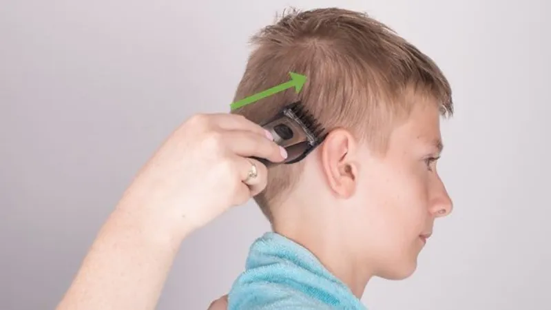 Kỹ thuật dùng tông đơ cắt tóc hai bên cho bé trai đúng cách
