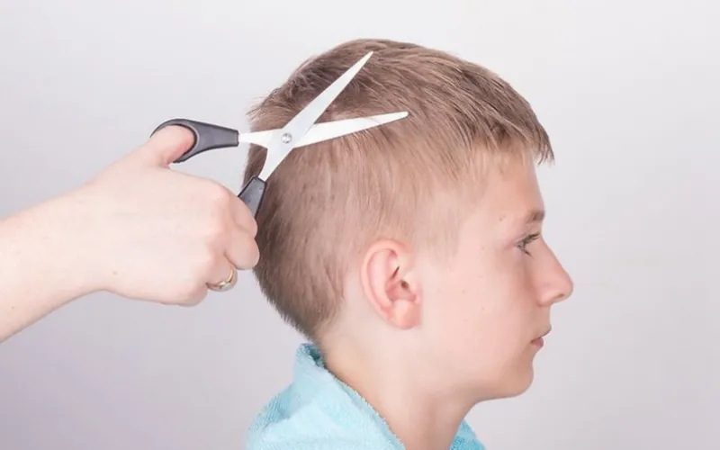 Sáng tạo kiểu tóc cho bé bằng kéo cắt tóc chuyên nghiệp