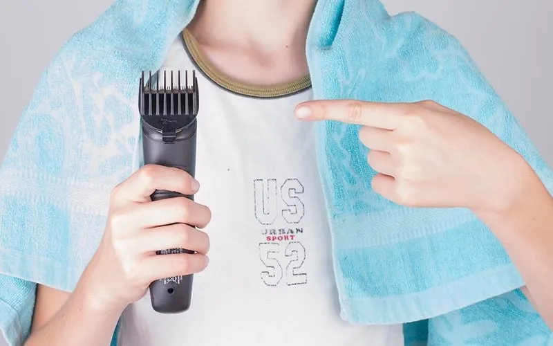 Thực hành cách cắt tóc cho bé trai với tông đơ an toàn tại nhà