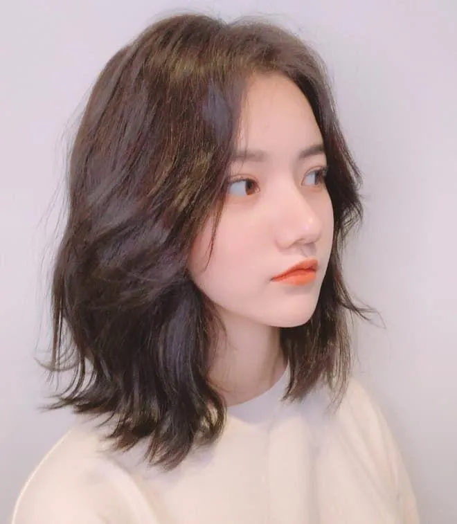 Kiểu tóc mullet layer là lựa chọn hoàn hảo cho những tín đồ thời trang và thích phong cách nổi loạn. Với nhiều lớp tóc tạo ra sự khác biệt vô cùng độc đáo, kiểu tóc này sẽ giúp bạn thể hiện phong cách thú vị và táo bạo. Hãy xem hình ảnh để cảm nhận.