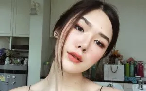 Kỹ thuật tỉa tóc mái râu dế rẽ ngôi giữa đòi hỏi phải cắt chéo góc 45 độ để tạo độ dốc từ ngắn đến dài ôm mặt