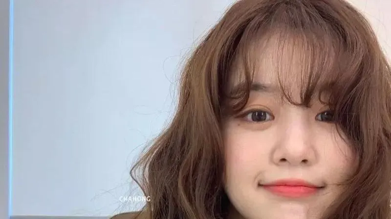 Mái thưa Hàn Quốc uốn xoăn nhẹ ở đuôi