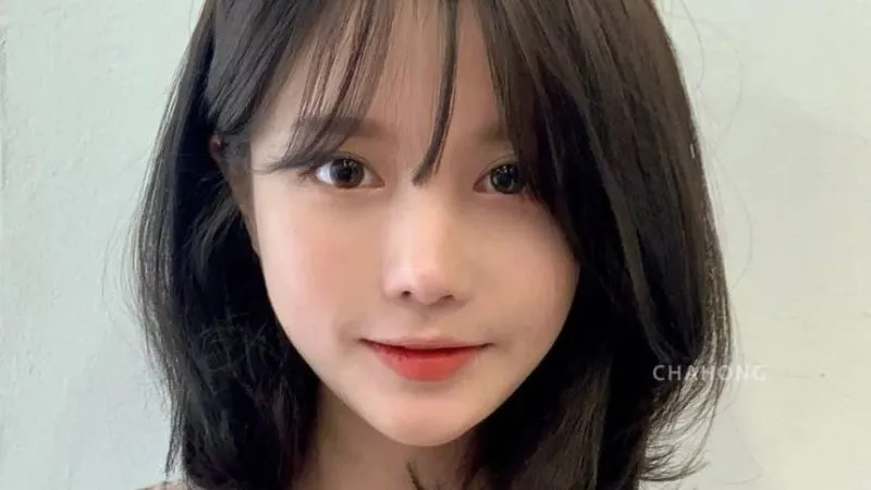 Kiểu tóc mái thưa Hàn Quốc uốn cụp tạo nét dịu dàng nữ tính