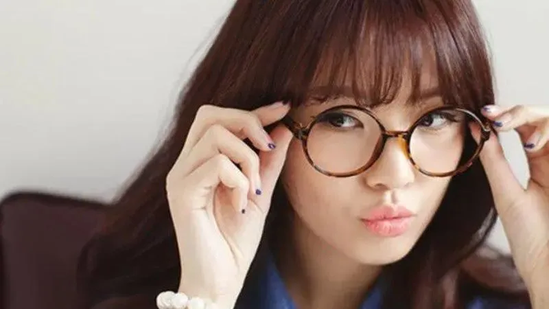 Mái thưa Hàn Quốc khi đeo kính