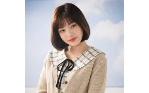 Mô tả một người phụ nữ có tóc mái vòm cong nhẹ, ôm sát khuôn mặt, giúp gương mặt trở nên đầy đặn và hài hòa