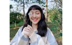 Minh họa kiểu tóc mái vòm ngố lưa thưa, tạo cảm giác trẻ trung, giúp gương mặt chị em thêm xinh đẹp và đáng yêu