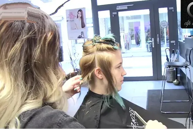 Cắt tóc tém nữ: Phân mảng tóc gáy thành ba phần để kiểm soát độ dài và dễ dàng cắt hơn