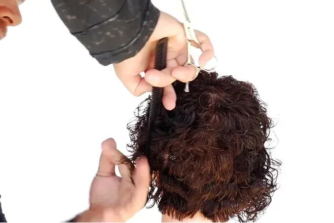 Cắt tóc tém nữ: Lặp lại việc cắt tóc ngang, dọc nhiều lần để mài tóc đạt độ dài đồng đều nhất