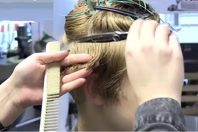 Cắt tóc tém nữ: So tọc ngang, dọc với phần tóc hai bên và cắt đi những phần không đồng đều