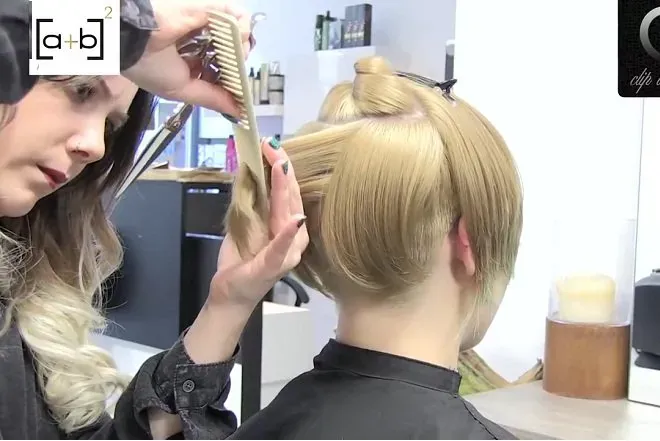 Cắt tóc tém nữ: So phần tóc trên đỉnh đầu với phần tóc bên dưới để tìm độ dài thích hợp nhất