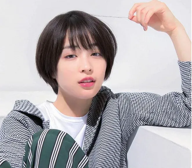 Mẫu tóc tém mái thưa nhẹ nhàng, tạo sự cân bằng giữa nét cá tính và nữ tính, phù hợp với nhiều dáng mặt