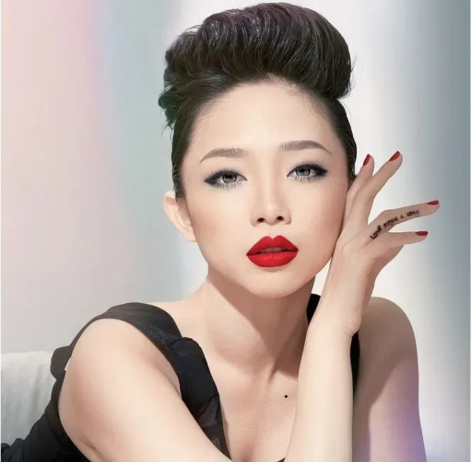 Kiểu tóc tém vuốt ngược, cá tính và ấn tượng, cần sử dụng wax hoặc pomade chuyên dụng để giữ nếp