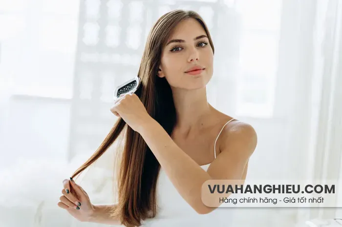 Sử dụng lược lông mềm hoặc lược chuyên dụng là chìa khóa trong cách chăm sóc tóc nối