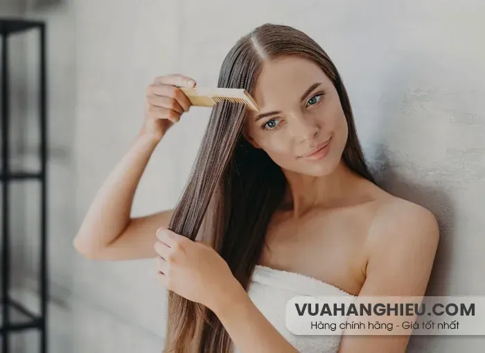 Chải tóc nối bằng lược chuyên dụng nhiều lần trong ngày giúp ngăn ngừa rối