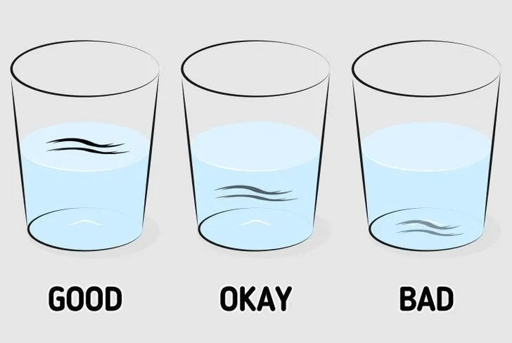 Thả một vài sợi tóc vào cốc nước là cách kiểm tra tóc yếu dựa trên độ xốp, giúp xác định khả năng giữ ẩm