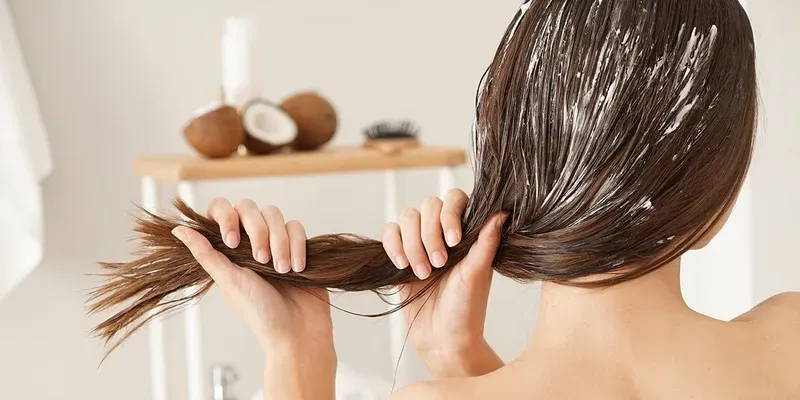 Người Hàn thường dùng đầu ngón tay massage da đầu nhẹ nhàng khi gội