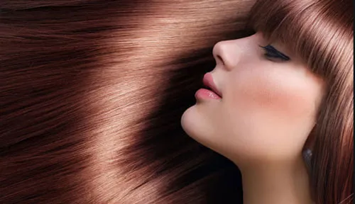 Một phụ nữ đang mát xa tóc bằng các đầu ngón tay trong khi gội đầu, hình ảnh tập trung vào động tác nhẹ nhàng