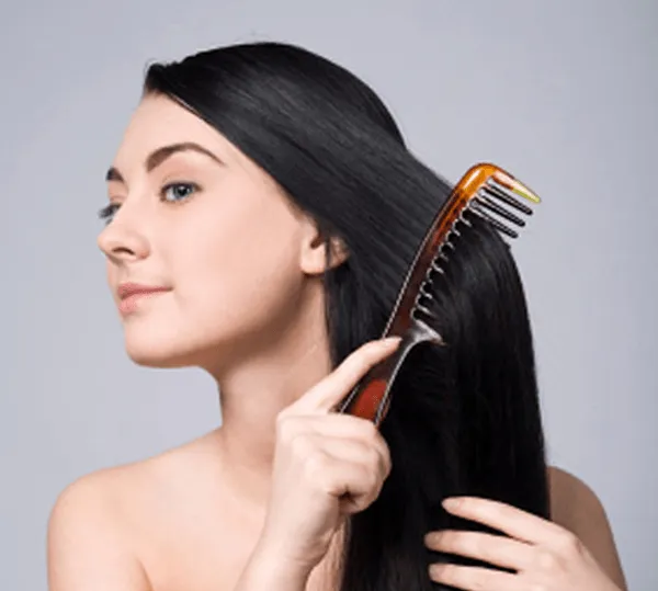 Lược thưa răng mềm là dụng cụ không thể thiếu khi chăm sóc tóc bóng mượt