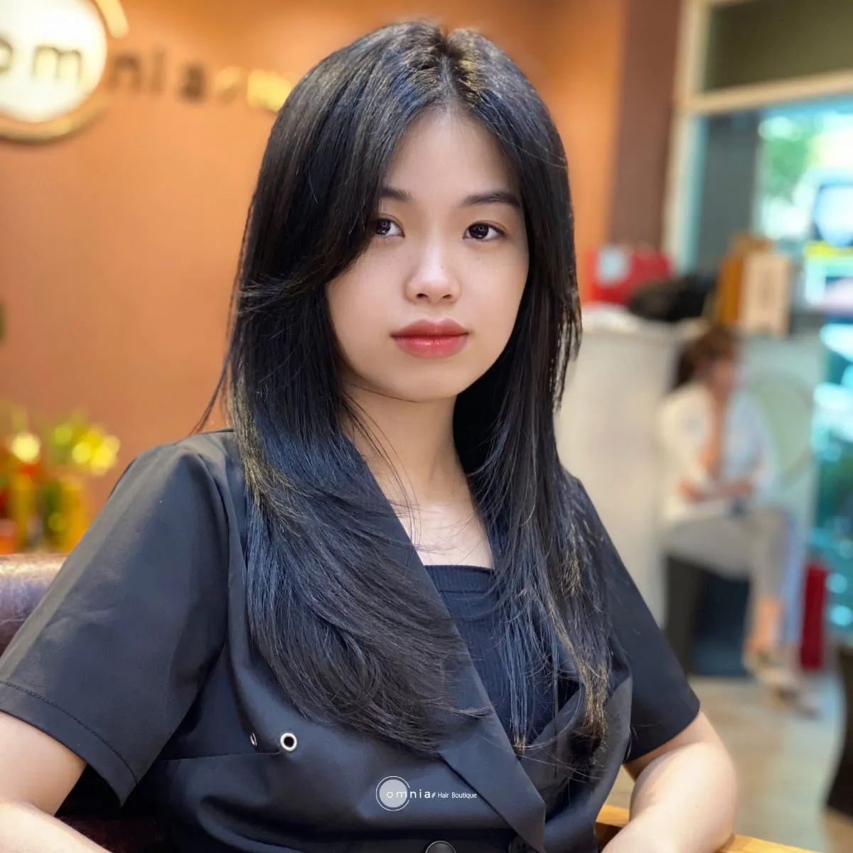 Ảnh chụp cận cảnh kiểu tóc layer, cho thấy sự chuyển tiếp mềm mại giữa tóc mái và tóc chính