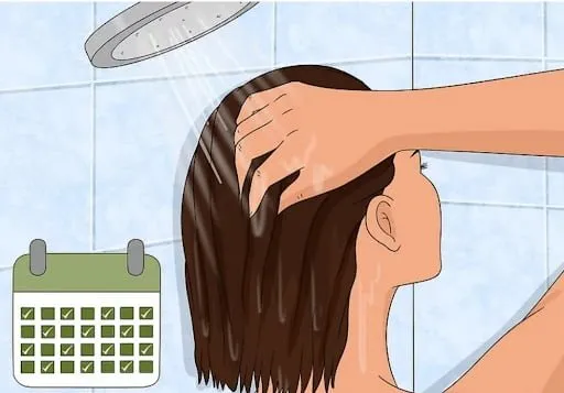 Chải tóc nhẹ nhàng trước khi gội để tránh rụng tóc và rối